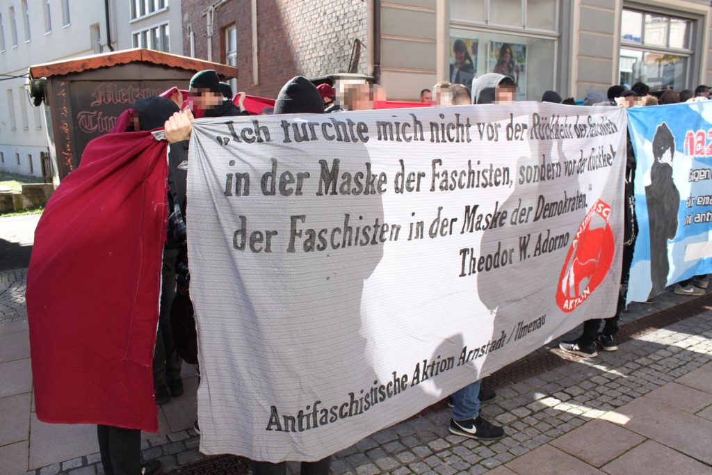 Die erste Zwischenkundgebung in der Innenstadt