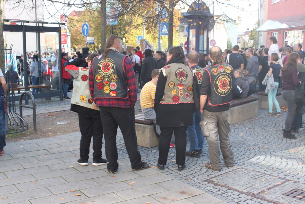 Antifa-Rocker auf der Zwischenkundgebung am Wetzlaer Platz