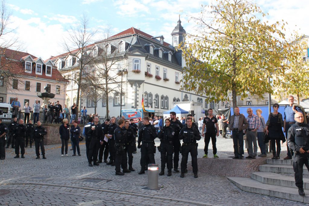 AfDler bewaffnet im Dienst (vorne) AfDler im Freizeitoutfit (hinten)