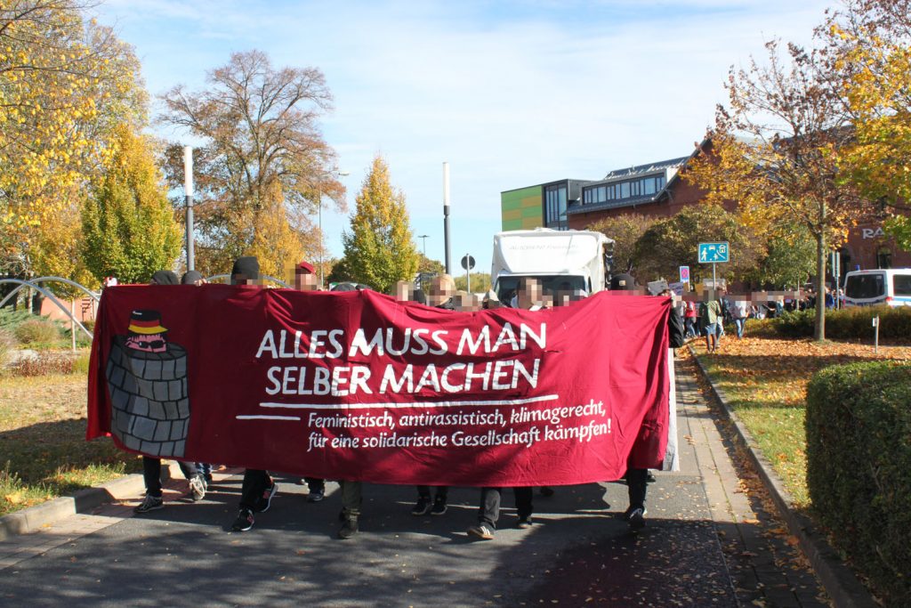 Start der Antifa-Demo am Bahnhof