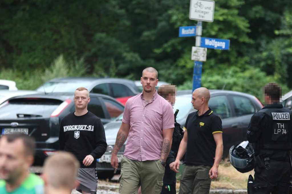 Leon Ringl 1.v.l. nach dem zunächst verhinderten Hammerskin-Konzert in Eisenach am 20.7.2019.