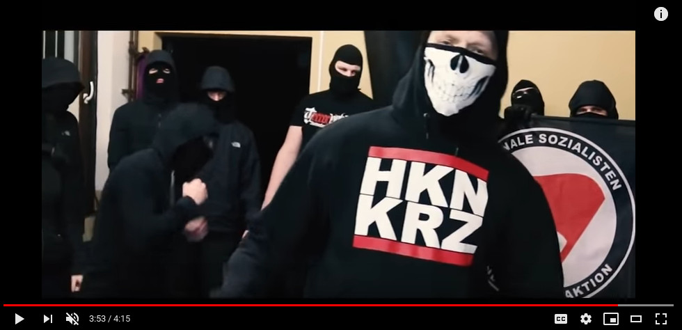 Szene aus “Antidemokrat” von Michael “Mic Revolt” Zeise, mit mutmaßlicher Unterstützung des Nationalen Aufbau Eisenach im Hintergrund