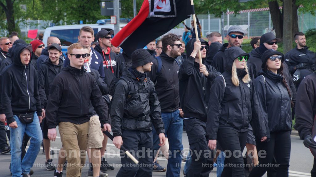 Leon Ringl (braune Hose) mit Mitgliedern des Nationalen Aufbau Eisenach (Fahne) am 1.5.2018 in Erfurt