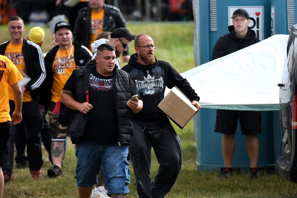 hinten links: Felix Reck und Maximilian Warstat, rechts vor dem Dixi-Klo: Michael “Mic Revolt” Zeise