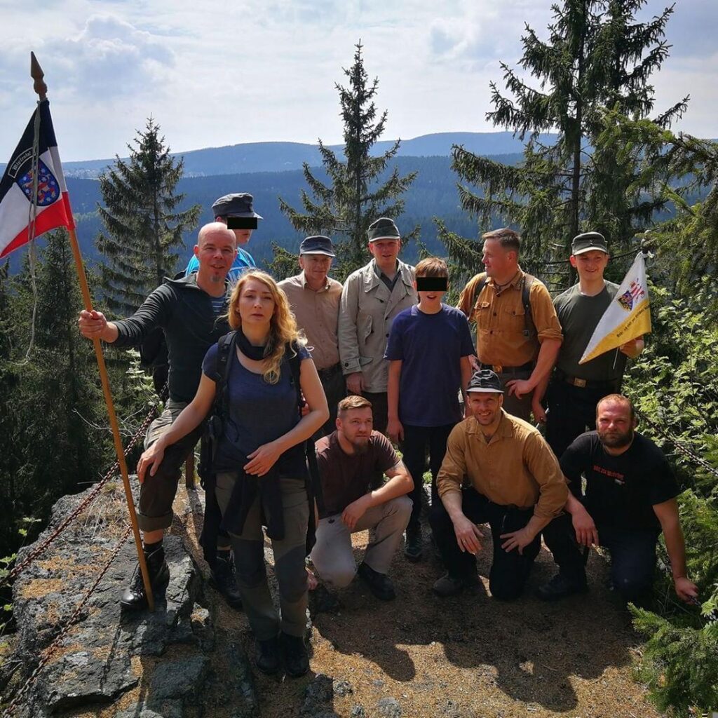 Wolfgang Iffland (4.v.l.), Lars Wilhelmj, Martin Gärtlein (3.v.r.) und Bastian Michelssohn (2.v.r.) 2020 im Vessertal (Bildrechte: Instagram)