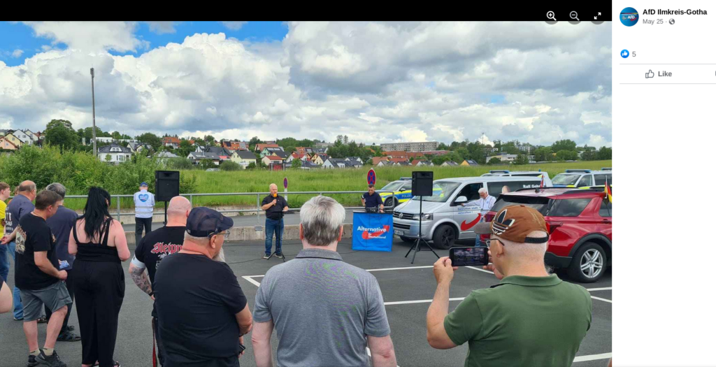  Am Mikro der frühere Neonazi-Kameradschafts-Anhänger Markus Klimpel, in blauer Weste links von ihm MdL Jens Dietrich und am Infotisch Marcel Kramer (in schwarz). Im Vordergrund der Ordner im “Sleipnir”-Shirt (Bildrechte: Facebook)